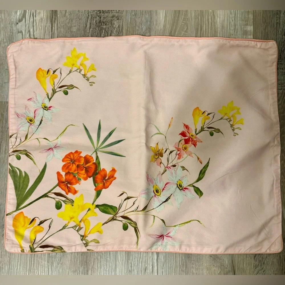 Ted Baker London pillowcase, peach. Floral print. Zip fastening. 100% cotton.